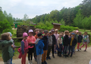Dzieci przy wejściu na ścieżkę edukacyjną "Opowieści Bielika"